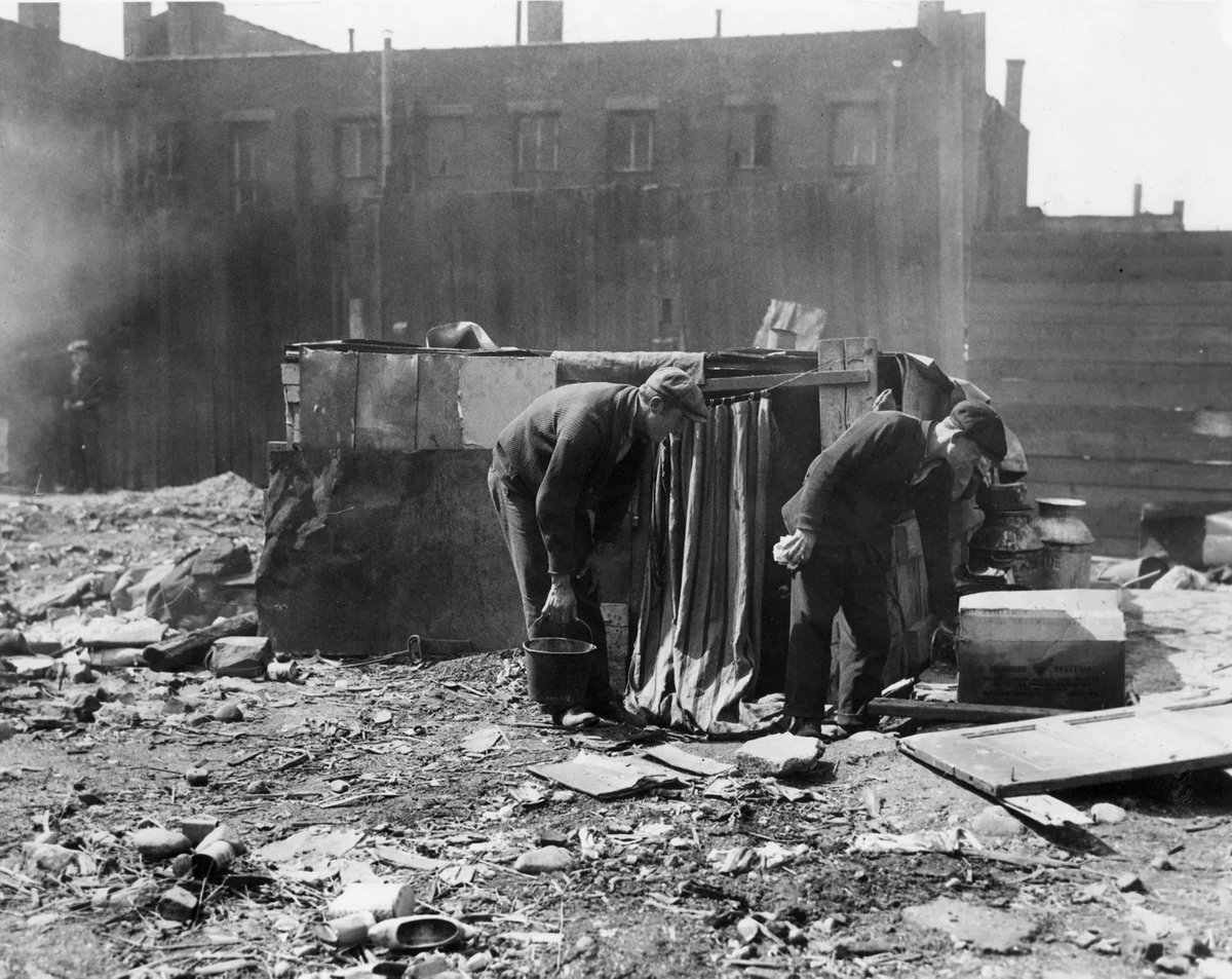 GraviolaDOTfi's tweet image. #GreatDepression: #breadline
Breadline in #NewYork City's Bryant Park during the Great Depression.
britannica.com/event/Great-De…