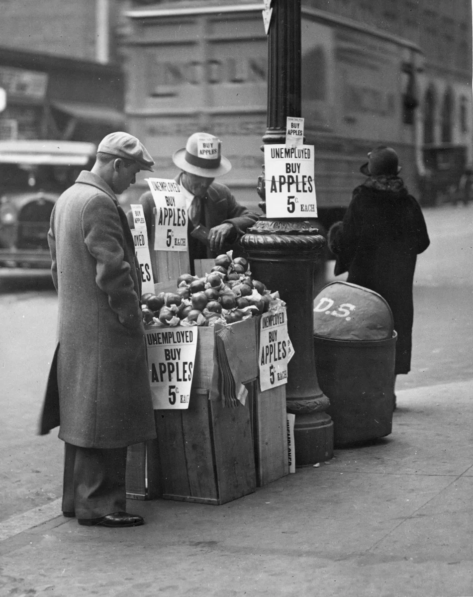 GraviolaDOTfi's tweet image. #GreatDepression: #breadline
Breadline in #NewYork City's Bryant Park during the Great Depression.
britannica.com/event/Great-De…