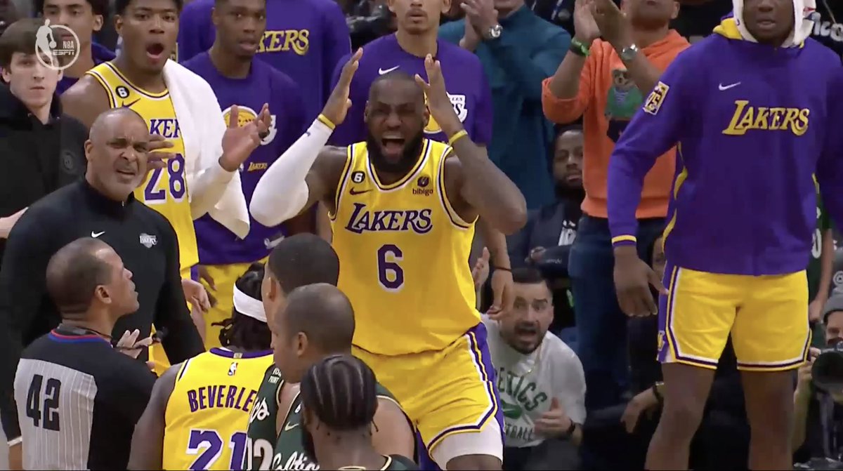 BleacherReport's tweet photo. LeBron was FURIOUS after this last second no-call 😳 https://t.co/HATCLMFhU1