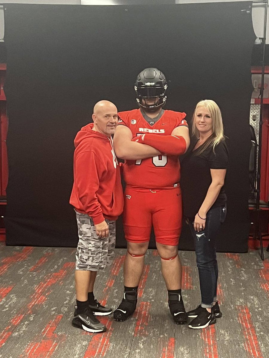 Had a amazing visit at UNLV this weekend, Go Rebels!!!! @VanceVice @dalex3333 @Coach_Odom @michaelzdebski @Coach_TomJ @CodyTCameron @CoachBabcock_ @swoll1 @Husky_Football7 @JeremyKitamura