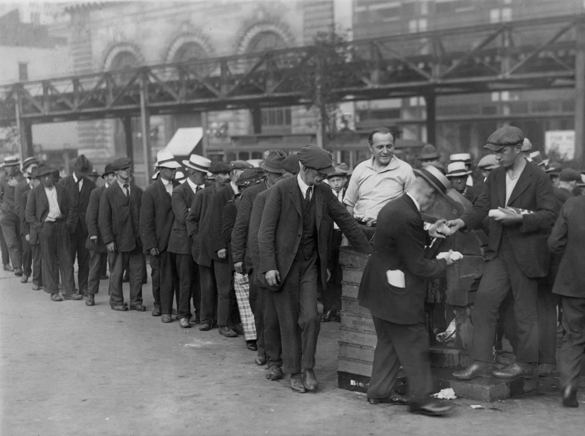 GraviolaDOTfi's tweet image. #GreatDepression: #breadline
Breadline in #NewYork City's Bryant Park during the Great Depression.
britannica.com/event/Great-De…