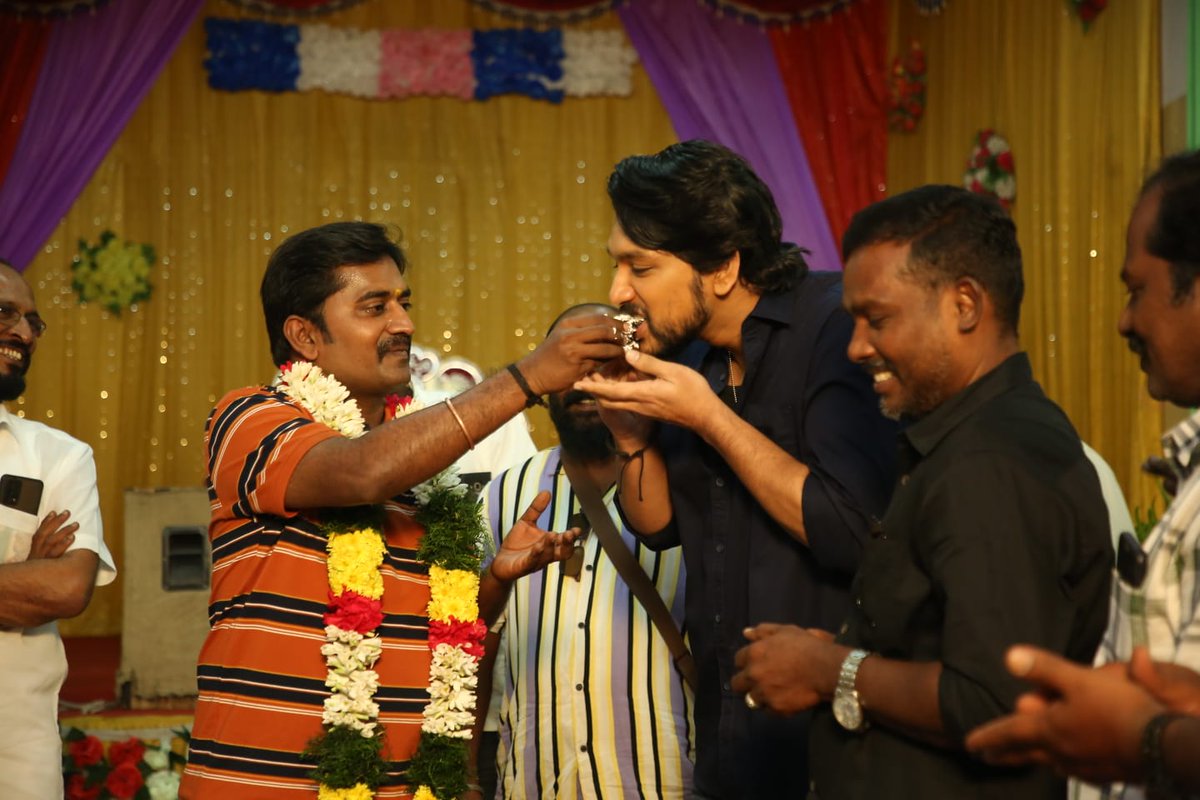 DoneChannel1's tweet photo. Actor #Karunakaran birthday was celebrated in the sets of #Criminal amongst the cast and crew yesterday

Starring @Gautham_Karthik @realsarathkumar 
A @SamCSmusic Musical 
Dir @Dhaksina_MRamar 
Dop @prasannadop 
Prod by @parsapictures &amp; @BigPrintoffl 

#HBDKarunakaran https://t.co/8HOmXEMlzU
