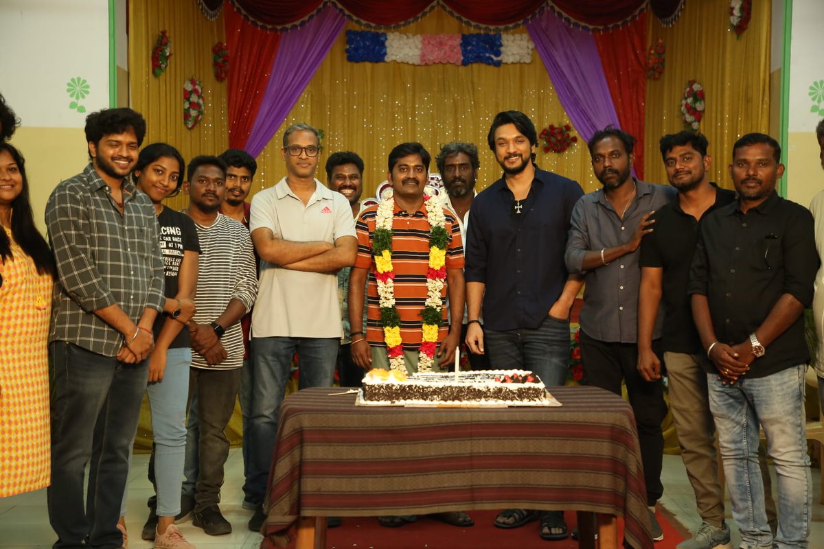 DoneChannel1's tweet photo. Actor #Karunakaran birthday was celebrated in the sets of #Criminal amongst the cast and crew yesterday

Starring @Gautham_Karthik @realsarathkumar 
A @SamCSmusic Musical 
Dir @Dhaksina_MRamar 
Dop @prasannadop 
Prod by @parsapictures &amp; @BigPrintoffl 

#HBDKarunakaran https://t.co/8HOmXEMlzU