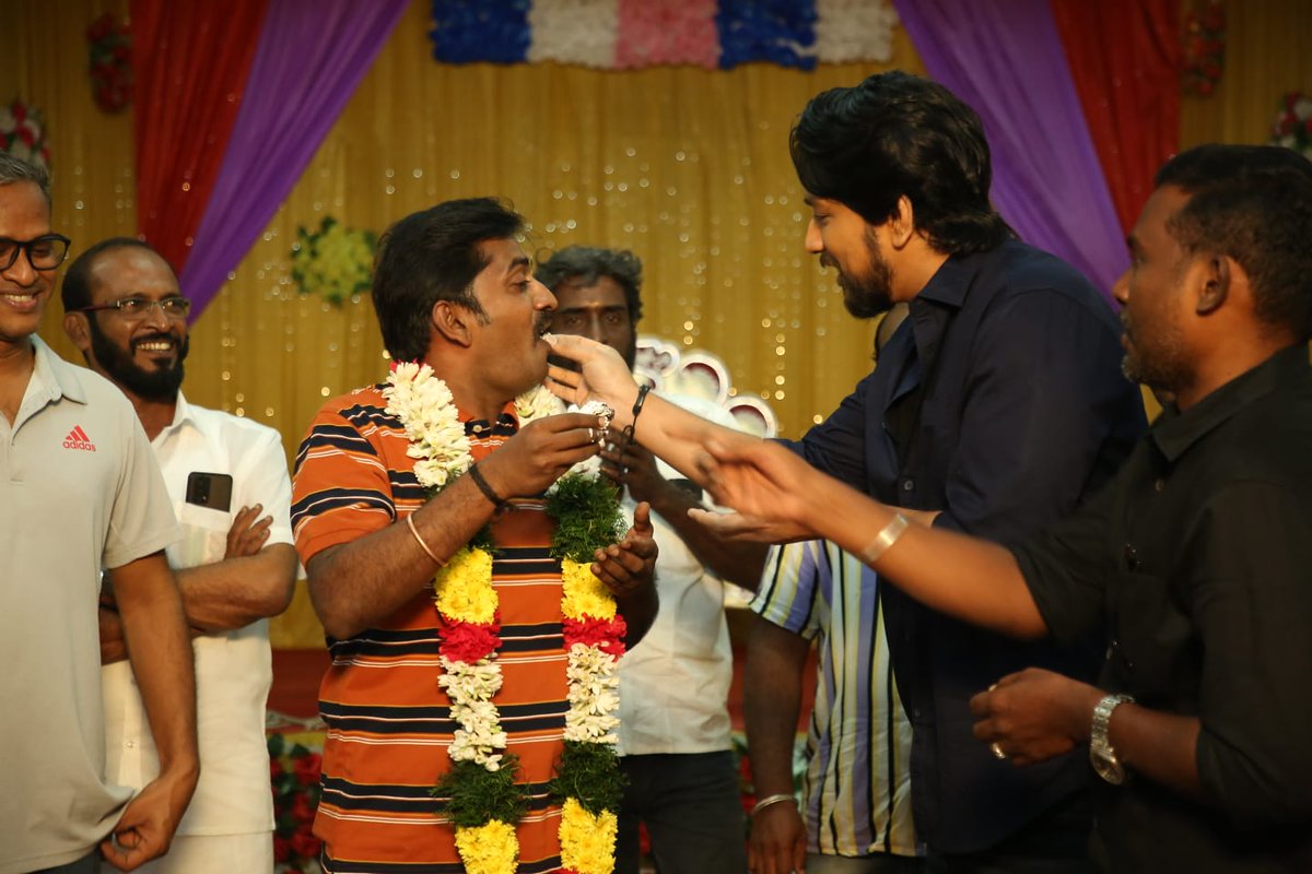 DoneChannel1's tweet photo. Actor #Karunakaran birthday was celebrated in the sets of #Criminal amongst the cast and crew yesterday

Starring @Gautham_Karthik @realsarathkumar 
A @SamCSmusic Musical 
Dir @Dhaksina_MRamar 
Dop @prasannadop 
Prod by @parsapictures &amp; @BigPrintoffl 

#HBDKarunakaran https://t.co/8HOmXEMlzU