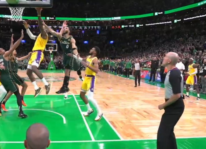 camisa_23's tweet image. Será que o árbitro não estava bem posicionado para ver a falta? 😬