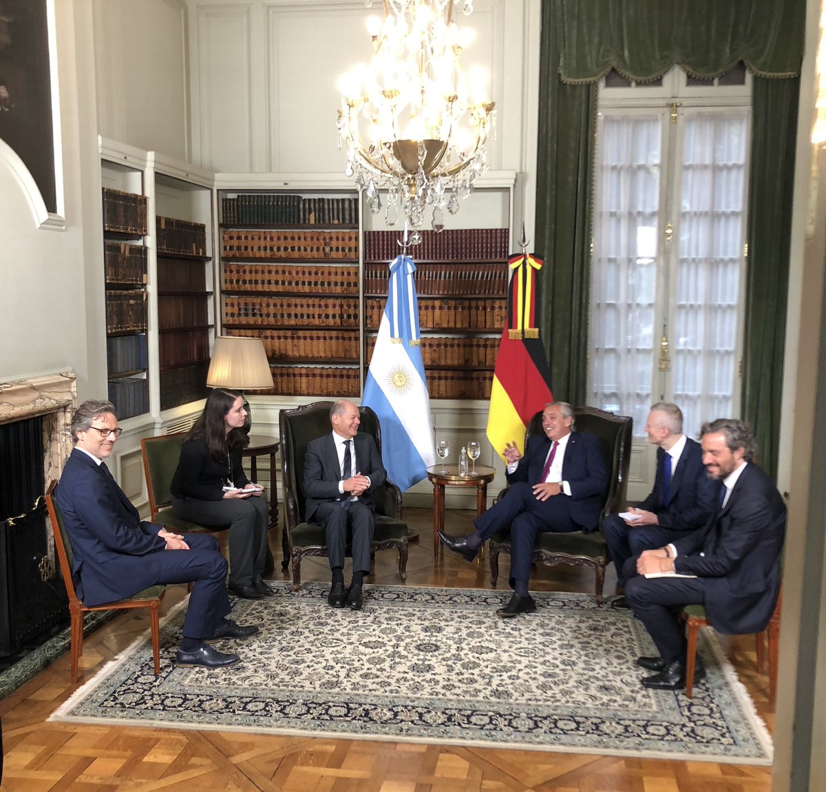 AlemaniaenArg's tweet photo. Visita oficial d @Bundeskanzler Olaf Scholz. Terminó el 1° día d trabajo intenso. Temas d prioridad: la situación internacional, las rel económicas, energía y la protección del clima. MoUs tratando la coop en el sector energético y la instalación d un #germanaccelerator en @gcba. https://t.co/2Ar2hNvlL8
