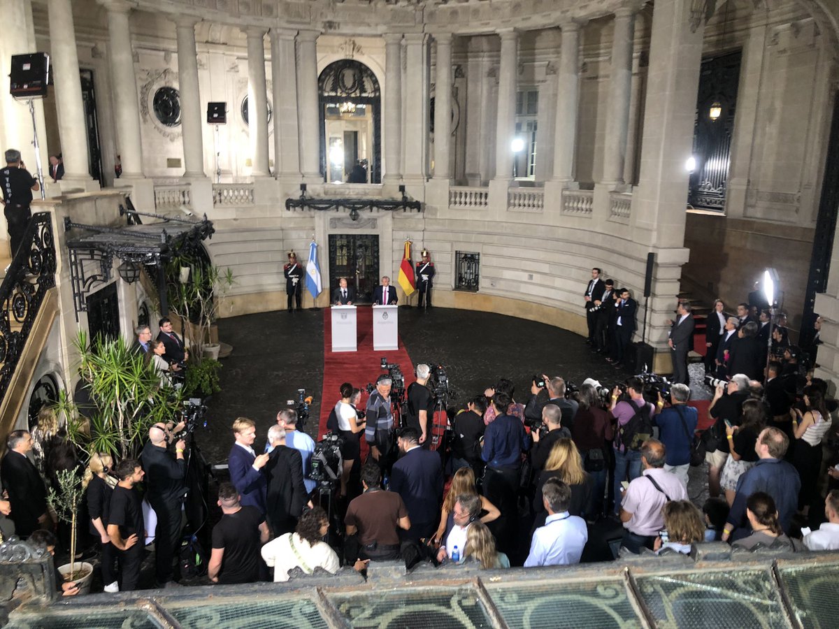 AlemaniaenArg's tweet photo. Visita oficial d @Bundeskanzler Olaf Scholz. Terminó el 1° día d trabajo intenso. Temas d prioridad: la situación internacional, las rel económicas, energía y la protección del clima. MoUs tratando la coop en el sector energético y la instalación d un #germanaccelerator en @gcba. https://t.co/2Ar2hNvlL8