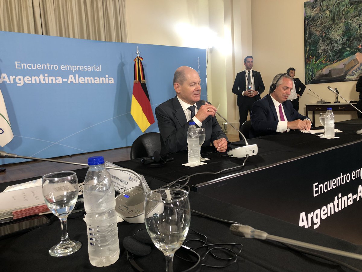 AlemaniaenArg's tweet photo. Visita oficial d @Bundeskanzler Olaf Scholz. Terminó el 1° día d trabajo intenso. Temas d prioridad: la situación internacional, las rel económicas, energía y la protección del clima. MoUs tratando la coop en el sector energético y la instalación d un #germanaccelerator en @gcba. https://t.co/2Ar2hNvlL8