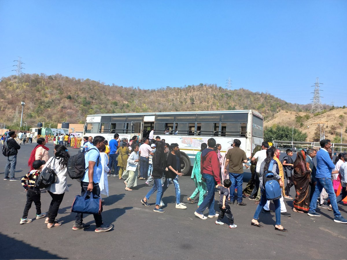 sainiravish's tweet photo. #latepost 
Bus condition &amp; passenger management in #Statueofunity on Sunday, 22/01/2023
One side we are expecting this place to attract international tourist &amp; other side pics are calling ground reality. 
@CMOGuj @Bhupendrapbjp to look into.

@PMOIndia 
@narendramodi 
@souindia https://t.co/3oD7pKYCGi