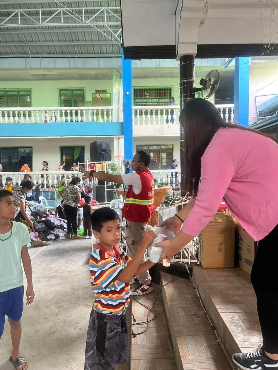 PinkNaLangga's tweet photo. Angat Buhay in cooperation with RPC Iloilo and PINKnalangga: Iloilo Youth Network distributing hygiene kits to the fire victims of Brgy West Habog2 and San Juan Molo. https://t.co/PYBgQJh8R8