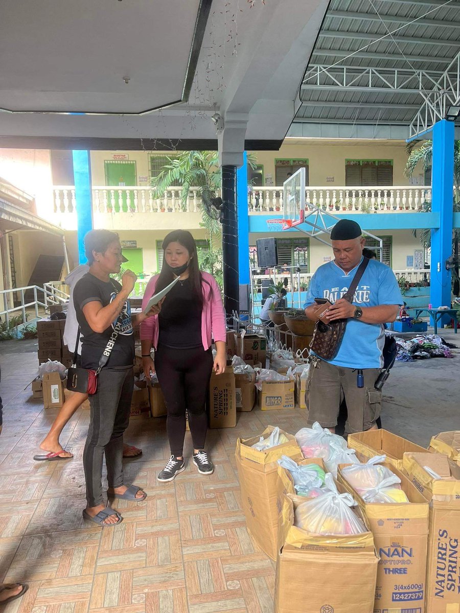 PinkNaLangga's tweet photo. Angat Buhay in cooperation with RPC Iloilo and PINKnalangga: Iloilo Youth Network distributing hygiene kits to the fire victims of Brgy West Habog2 and San Juan Molo. https://t.co/PYBgQJh8R8