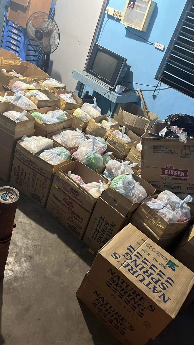 PinkNaLangga's tweet photo. Angat Buhay in cooperation with RPC Iloilo and PINKnalangga: Iloilo Youth Network distributing hygiene kits to the fire victims of Brgy West Habog2 and San Juan Molo. https://t.co/PYBgQJh8R8