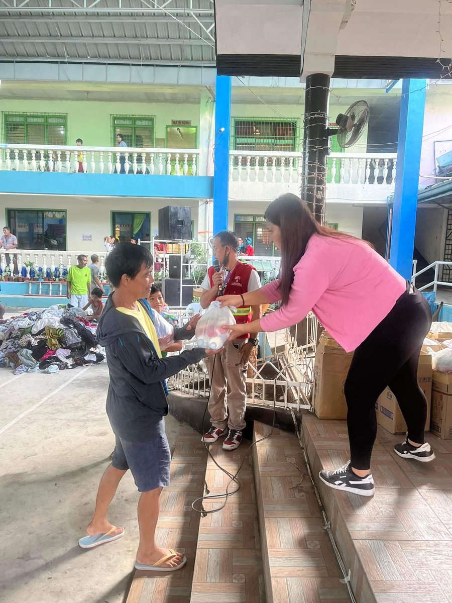 PinkNaLangga's tweet photo. Angat Buhay in cooperation with RPC Iloilo and PINKnalangga: Iloilo Youth Network distributing hygiene kits to the fire victims of Brgy West Habog2 and San Juan Molo. https://t.co/PYBgQJh8R8
