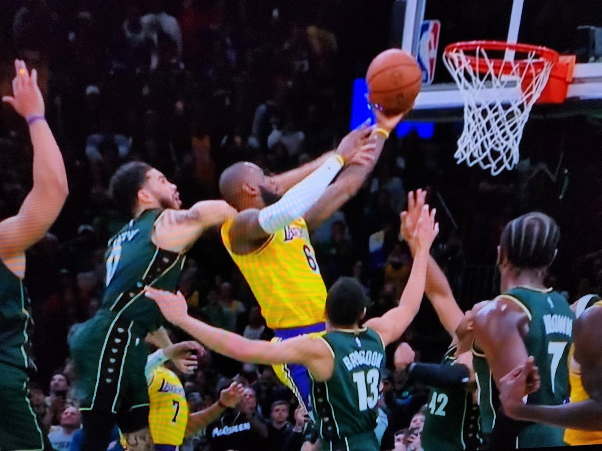 shmerf's tweet image. NBA owes the Lakers 4 wins