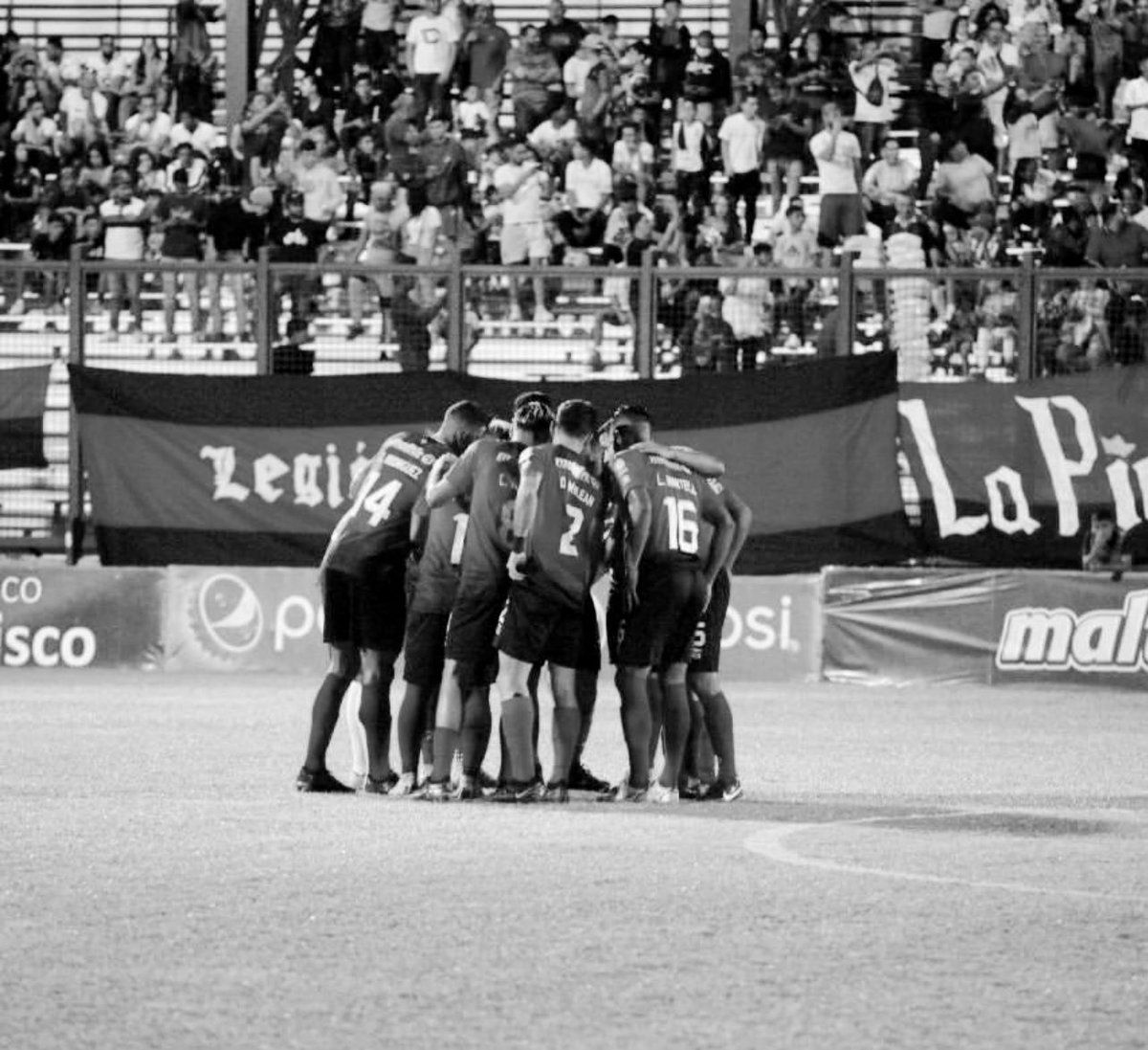 Santanadeportes's tweet photo. Lo del Deportivo Lara es crítico: es casi un hecho que no podrá participar en la @LigaFUTVE debido a las deudas que tiene con jugadores y trabajadores. ¿Lo peor del caso? Una de las más nobles aficiones del país quedaría sin equipo. ¡Tristeza total! https://t.co/9wPBDDJFIH
