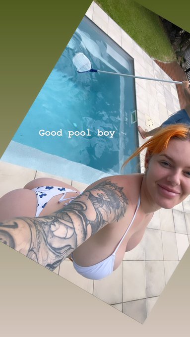Sunday pool hang ☀️ https://t.co/7d1DNzJqZm<a href="/tag/themandalorian"class="tags"><span>#themandalorian</span></a>