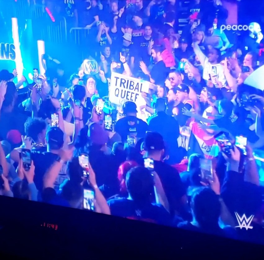BJSeufert's tweet photo. Good timing and placement on the sign.
#RoyalRumble #WWE #RomanReigns #TribalQueef https://t.co/uoTccbr4Hz