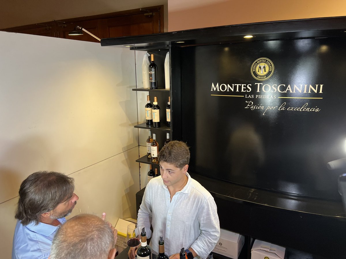 AldoLema_uy's tweet photo. El crack de Julián Montes no podía creer que el presidente de Uruguay, @LuisLacallePou, explicara detalladamente las bondades de los vinos uruguayos. Fue el mejor Salón del Vino de @EnjoyPde en sus 2 décadas de existencia. https://t.co/nUTitDqkNR