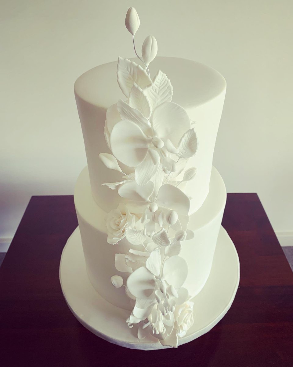 Clintons_Cakes's tweet photo. I had the absolute pleasure to create this cake for Mel and Patrick for there wedding @stoneycreekestate with a all white theme and incorporating handmade sugar orchids, roses and leaves. @clintons_cakes #cake #cakedecorating #cakedesign #wedding #fondant #white # https://t.co/jQ6DfGA2ZF