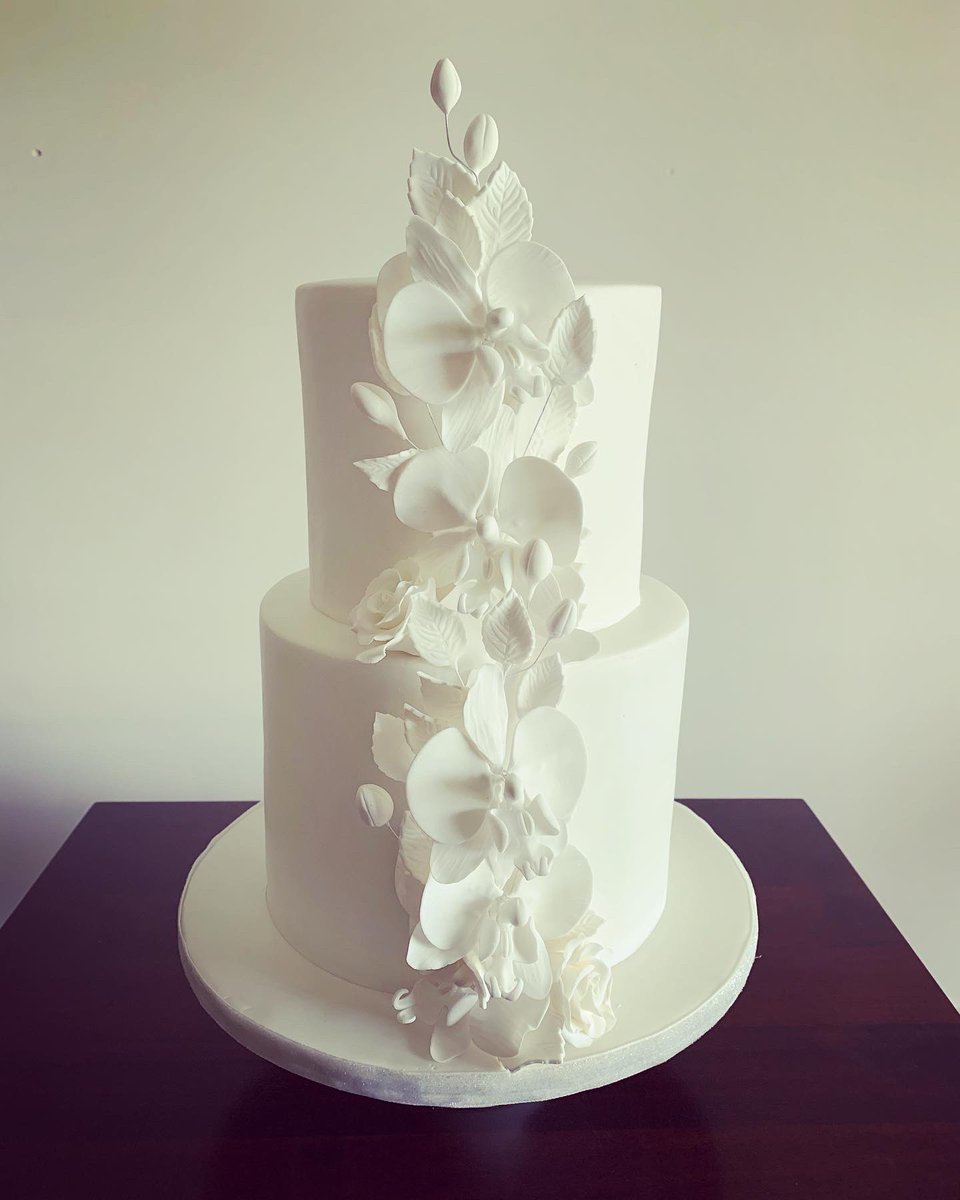 Clintons_Cakes's tweet photo. I had the absolute pleasure to create this cake for Mel and Patrick for there wedding @stoneycreekestate with a all white theme and incorporating handmade sugar orchids, roses and leaves. @clintons_cakes #cake #cakedecorating #cakedesign #wedding #fondant #white # https://t.co/jQ6DfGA2ZF