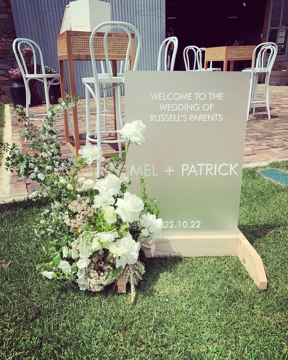 Clintons_Cakes's tweet photo. I had the absolute pleasure to create this cake for Mel and Patrick for there wedding @stoneycreekestate with a all white theme and incorporating handmade sugar orchids, roses and leaves. @clintons_cakes #cake #cakedecorating #cakedesign #wedding #fondant #white # https://t.co/jQ6DfGA2ZF