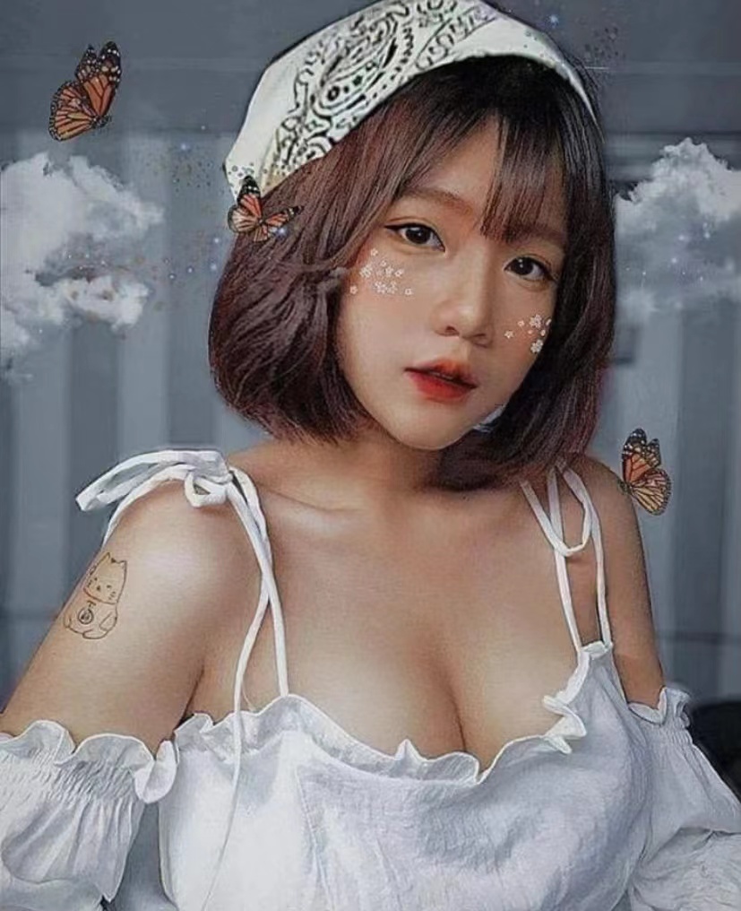 聊一聊，你们高中喜欢的女孩子都是什么类型的？清纯还是御姐呀，我这种反差的有人爱吗？
点赞里抽3个送视频！#大奶子 https://t.co/GWckFMMktY