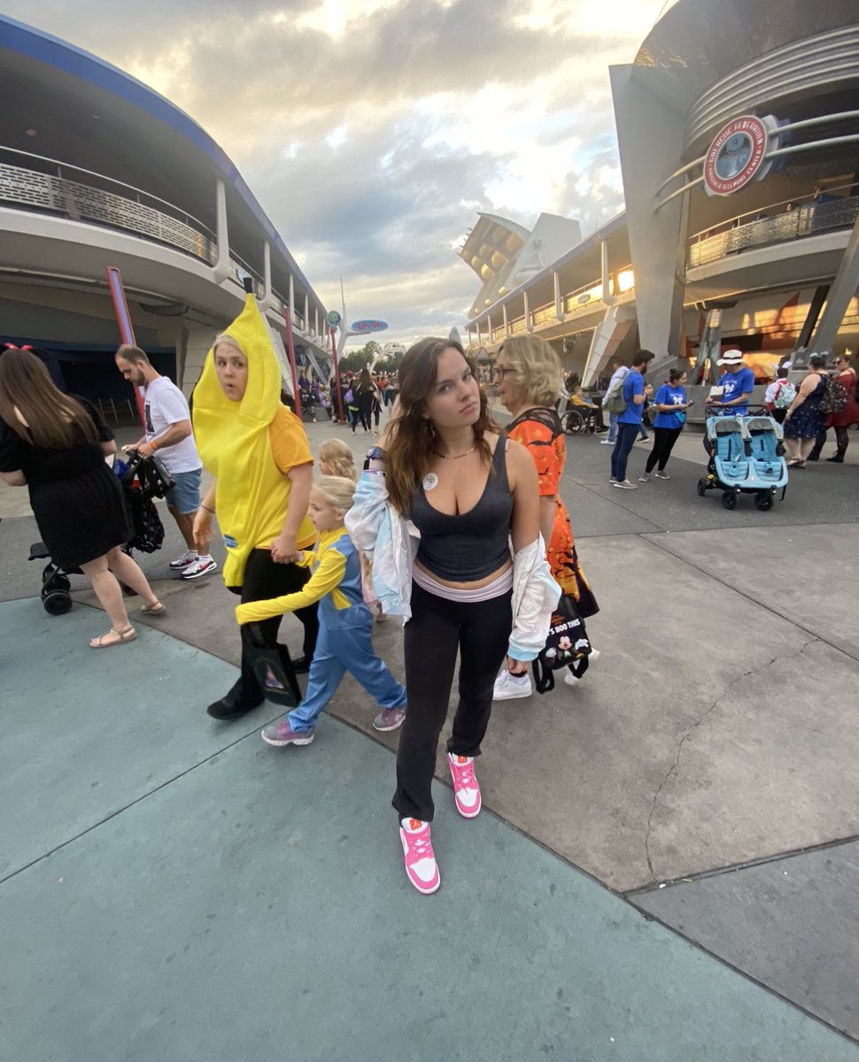 DisneyDumb's tweet photo. Use this thread to drop the last picture you took in Disney 🥰 https://t.co/jJGDI7ILRw