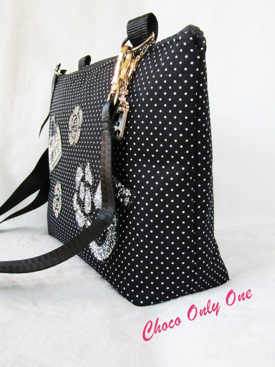 Choco_OnlyOne's tweet photo. こんにちは😊こちらは長財布も入るお任せフルオーダーショルダーバッグ👜です♥こんな感じのデザインもお作りしております😊いいね!頂けたら嬉しいです♥ https://t.co/Yvy5DPq3WD #Choco_Only_One #黒ショルダーバッグ #オーダー商品 #キラキラ #斜め掛け #大人可愛いバッグ #軽いバッグ #ハン https://t.co/Cw3meyjzTj