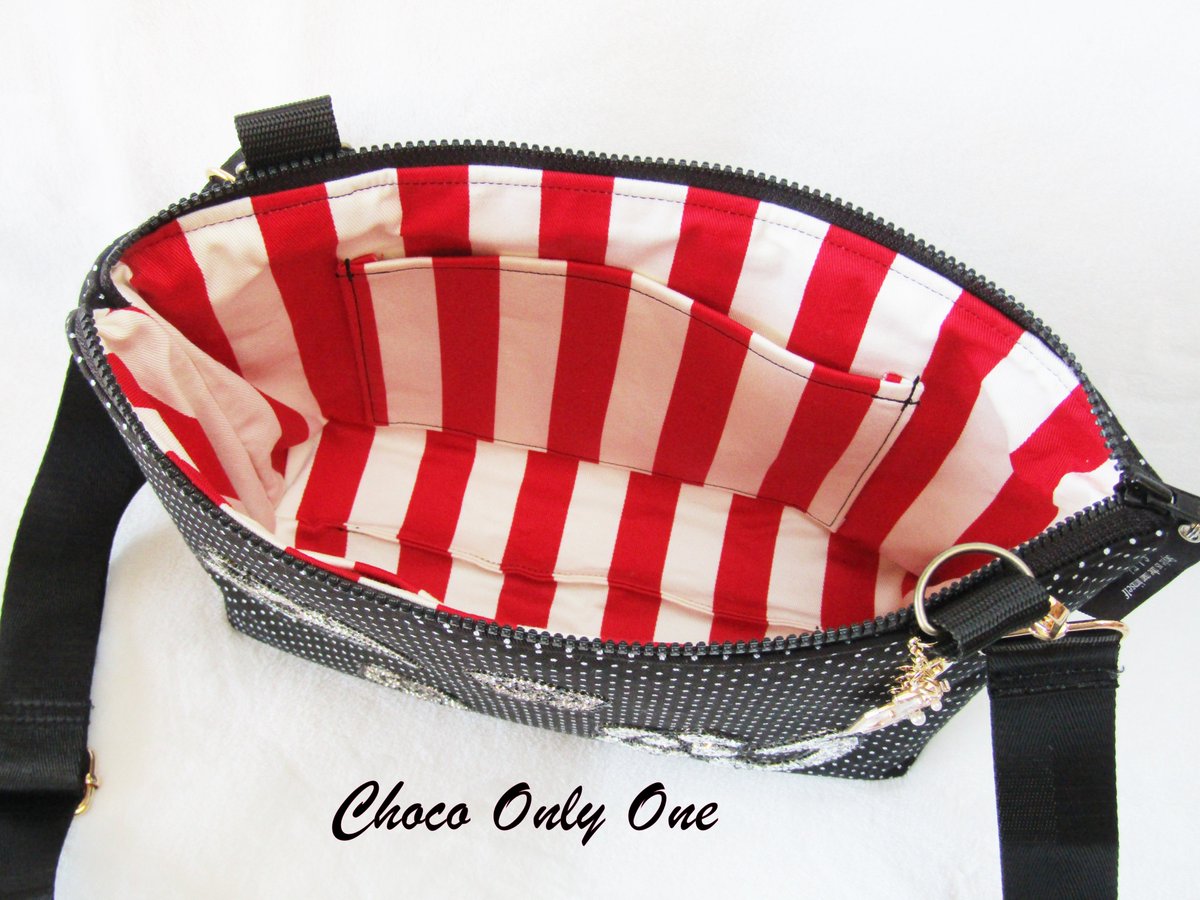Choco_OnlyOne's tweet photo. こんにちは😊こちらは長財布も入るお任せフルオーダーショルダーバッグ👜です♥こんな感じのデザインもお作りしております😊いいね!頂けたら嬉しいです♥ https://t.co/Yvy5DPq3WD #Choco_Only_One #黒ショルダーバッグ #オーダー商品 #キラキラ #斜め掛け #大人可愛いバッグ #軽いバッグ #ハン https://t.co/Cw3meyjzTj
