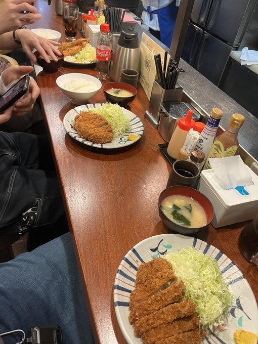 「複数の男性 レストラン」のTwitter画像/イラスト(新着)｜3ページ目