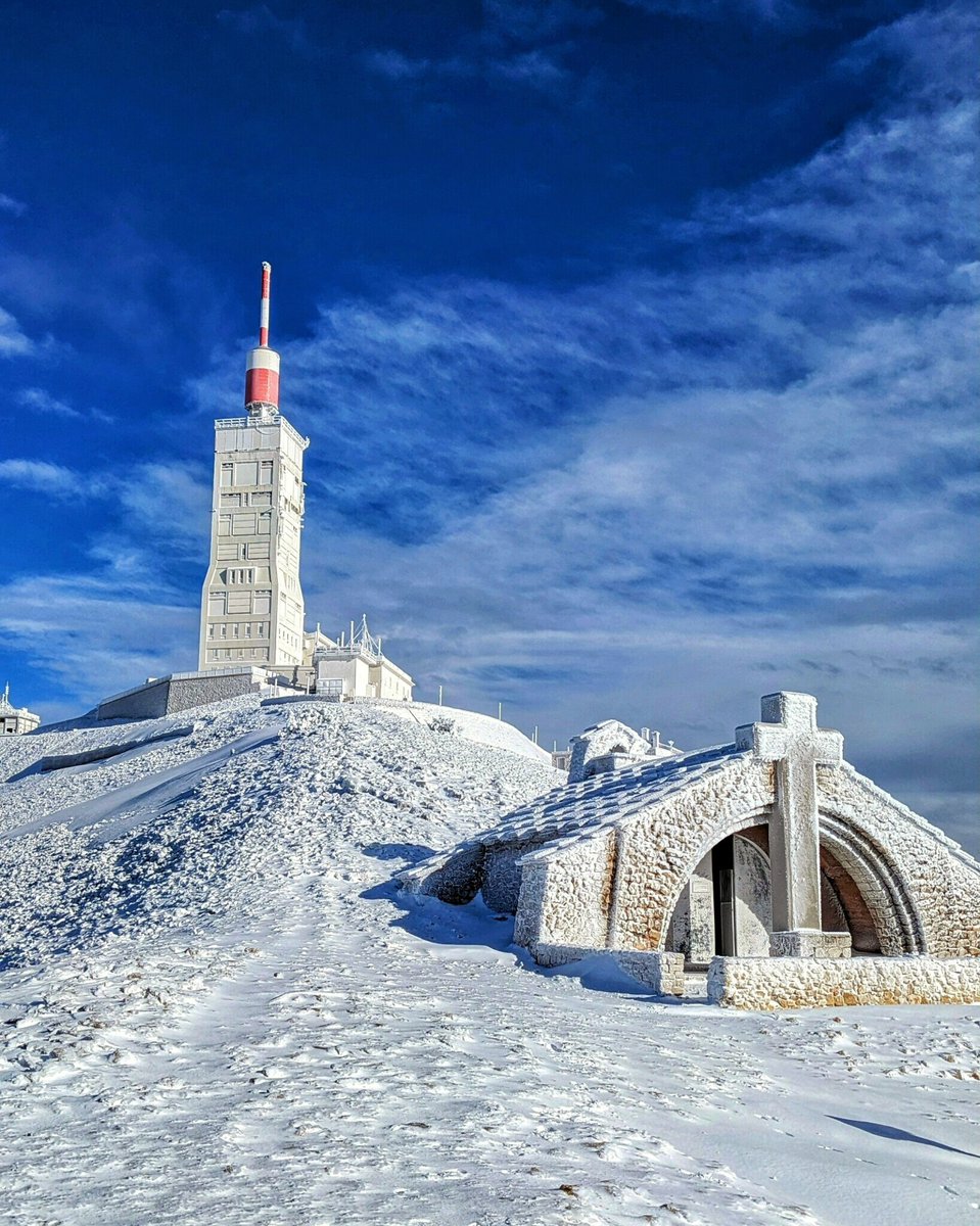 LPAvignon's tweet photo. Le Mont Ventoux règne en maître sur notre région. L’hiver, le géant de Provence se pare d’un magnifique manteau blanc pour notre plus grand plaisir ❄ 

Crédit photo : jeremfit84

#MontVentoux #Vaucluse #Provence https://t.co/5gxZ7yyE08