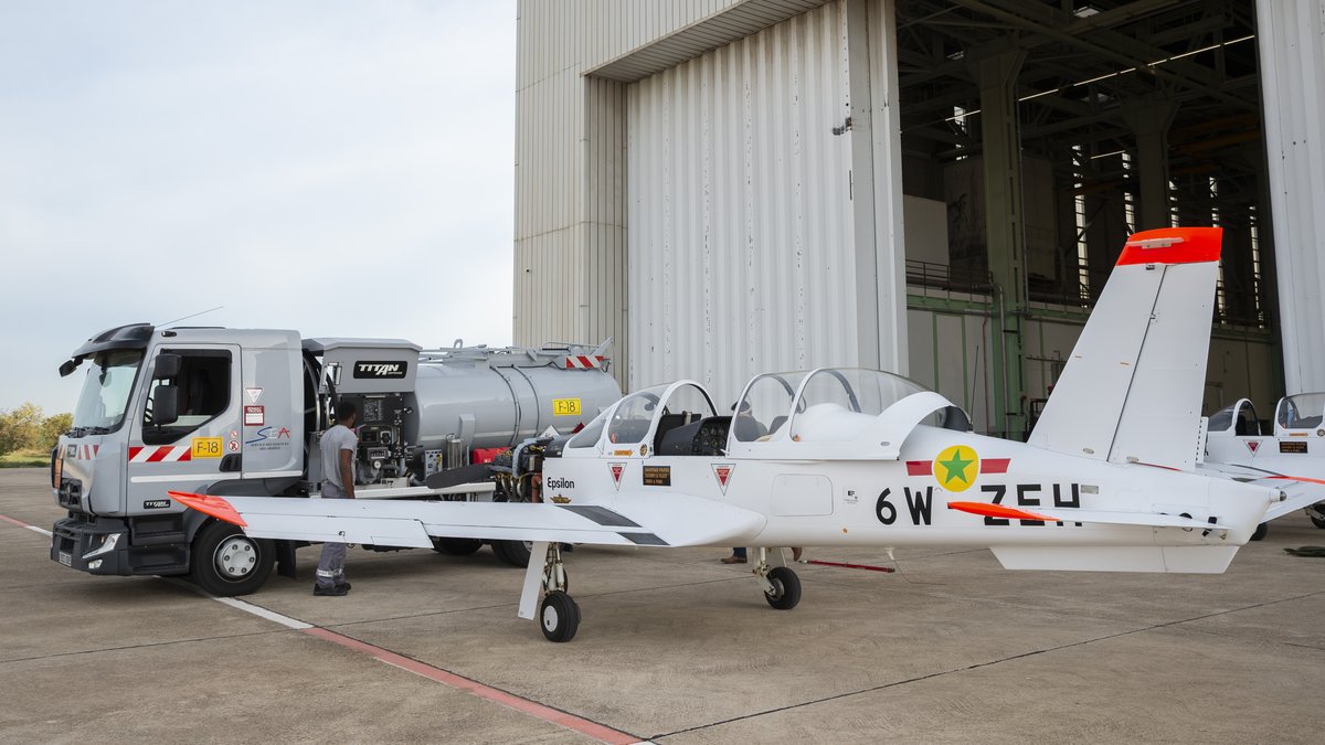 Dans la famille des camions du SEO, on demande le petit frère :  le CCA 5m³ ! (Camion Citerne Avitailleur, capacité de 5 000 litres) Présent sur certains dépôts du SEO, ce véhicule technique assure l'avitaillement des petits aéronefs de type avions-école.  🛩  
📷 : SEO/COM
