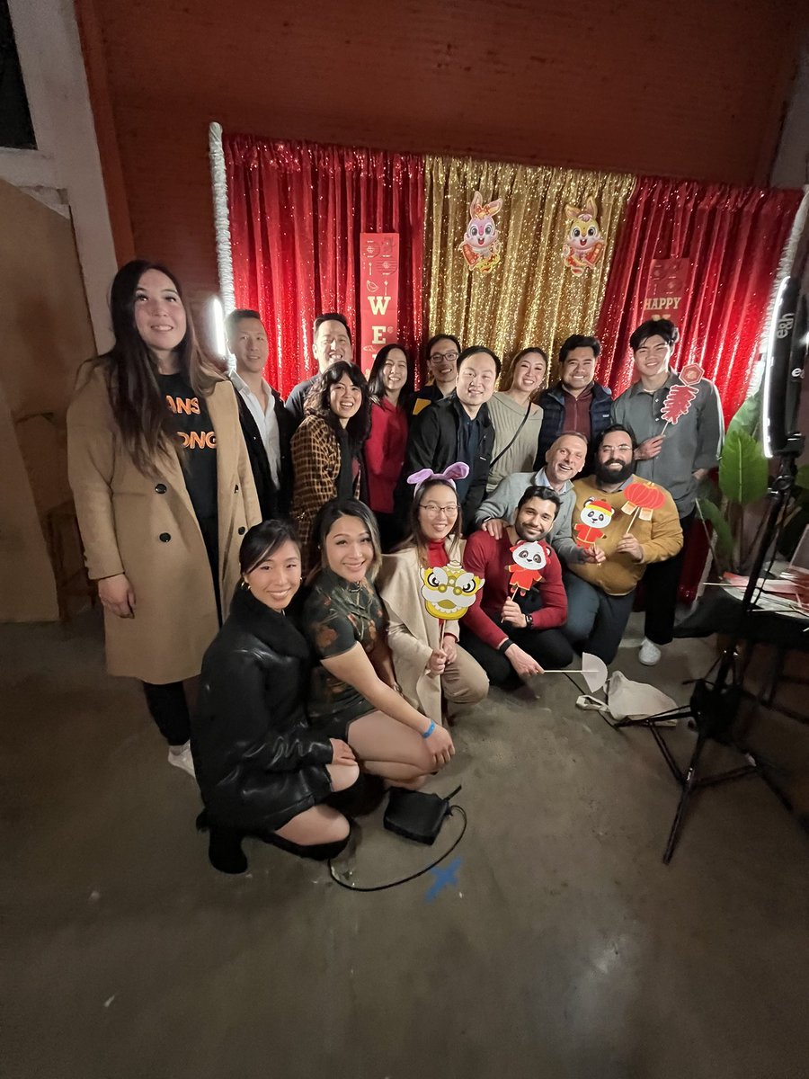 Bobakkabob37's tweet photo. Got myself a great group photo crossover with several @uniteddemclubsf board members and #DearCommunity board members 🙏🏽💙🙏🏽 https://t.co/NYoKcmB8DX