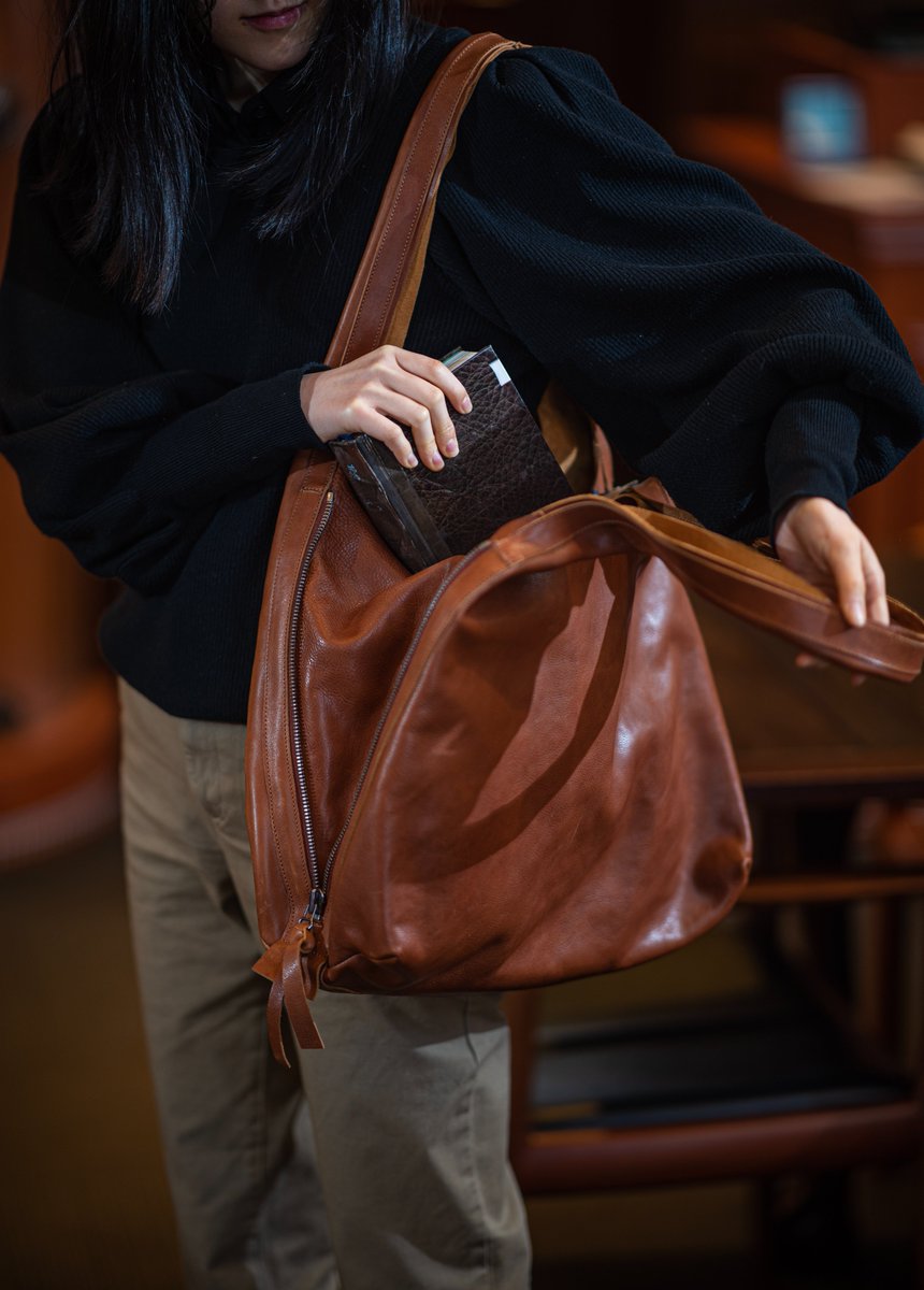 NATORIYA2's tweet photo. ゾクっとさせてくれるSHOPPER BIGのCUOIOが入荷。トリッペンのセンスと巧みな技術力を垣間見れます。なんとたった1枚の革で作られています。ぜひ現物を触ってみてほしい逸品です🤩 (店舗先行)

#なとりや #natoriya #トリッペン #trippen #shopper #バッグ #cuoio #ショッピングバッグ #新潟県 #上越市 https://t.co/pSKkOe5PCu