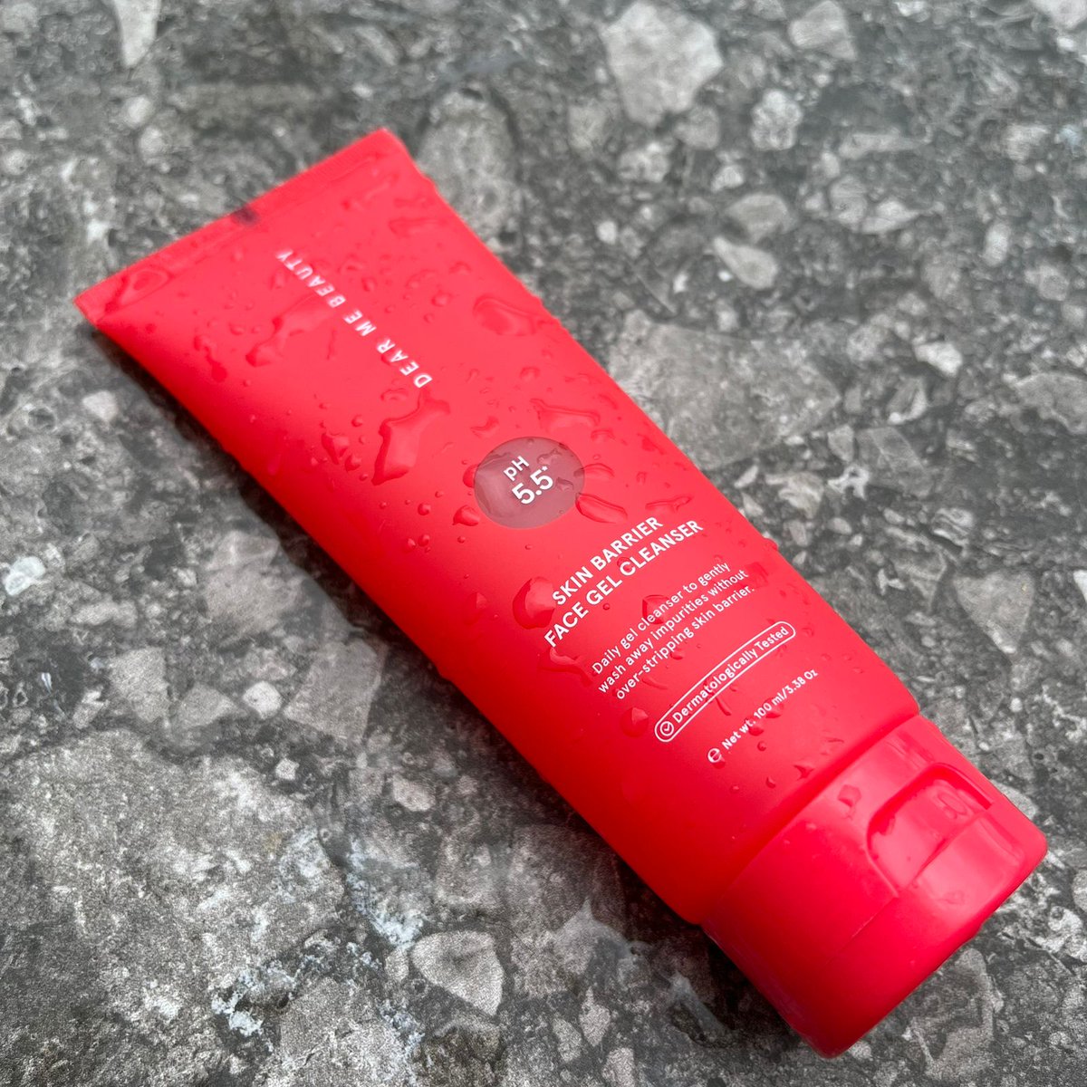 dearmebeauty's tweet photo. Udah kenalan sama Skin Barrier Face Gel Cleanser yg punya pH 5.5 &amp; super gentle ini? Kalo belum, pas bgt Dearmin mau bagiin ke 4 org beruntung! 🥳

S&amp;K
📲 Follow @dearmebeauty
💗 Like &amp; RT
✏️ Reply alasan km dapetin produk ini &amp; mention 3 orang

Pemenang diumumkan 3 Feb. Gutlak! https://t.co/Isyk5SJHWj