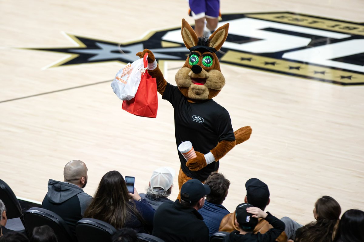 SpursCoyote's tweet photo. these delivery appsolutely out of control https://t.co/o6lwT82nEW