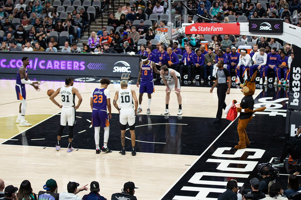 SpursCoyote's tweet photo. these delivery appsolutely out of control https://t.co/o6lwT82nEW
