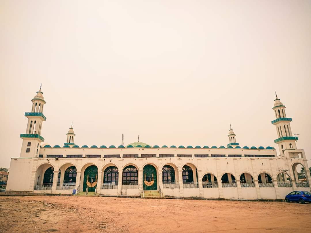Omo_Kosija's tweet photo. Can you guess the name of this Mosque and its location???
Shot with my phone @TECNOMobileNG #Camon19 Series.
#Muslims #Islam https://t.co/pTe2xkzNby