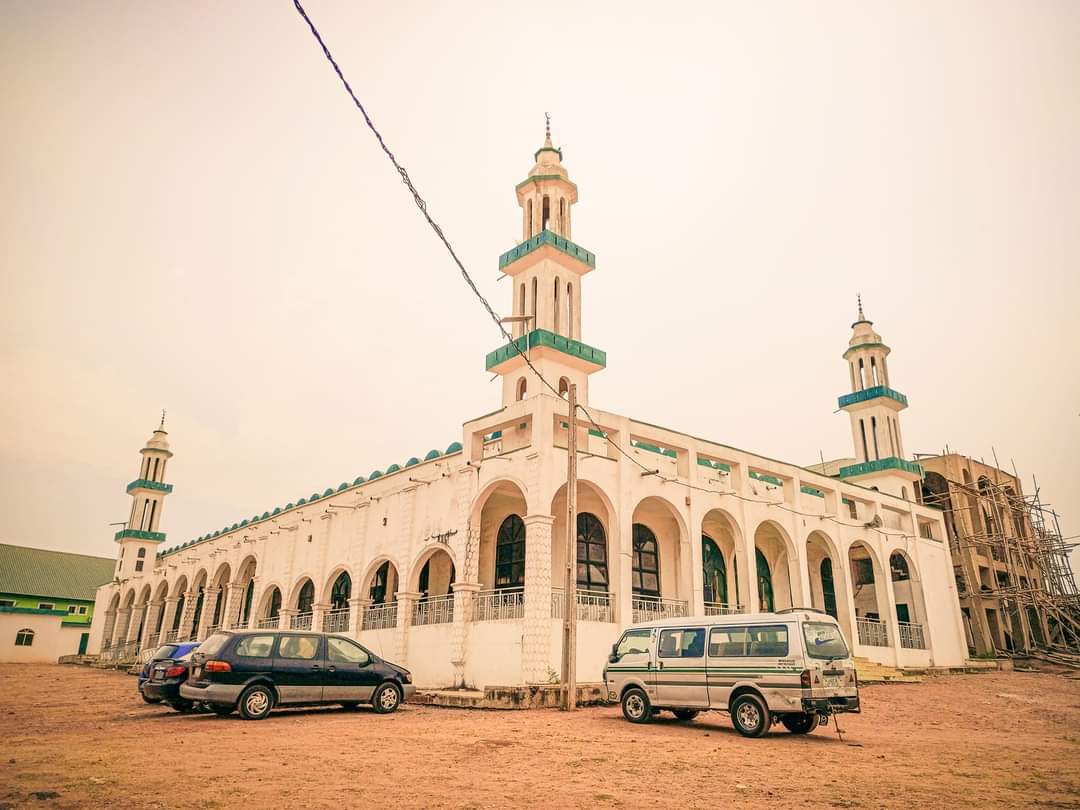 Omo_Kosija's tweet photo. Can you guess the name of this Mosque and its location???
Shot with my phone @TECNOMobileNG #Camon19 Series.
#Muslims #Islam https://t.co/pTe2xkzNby