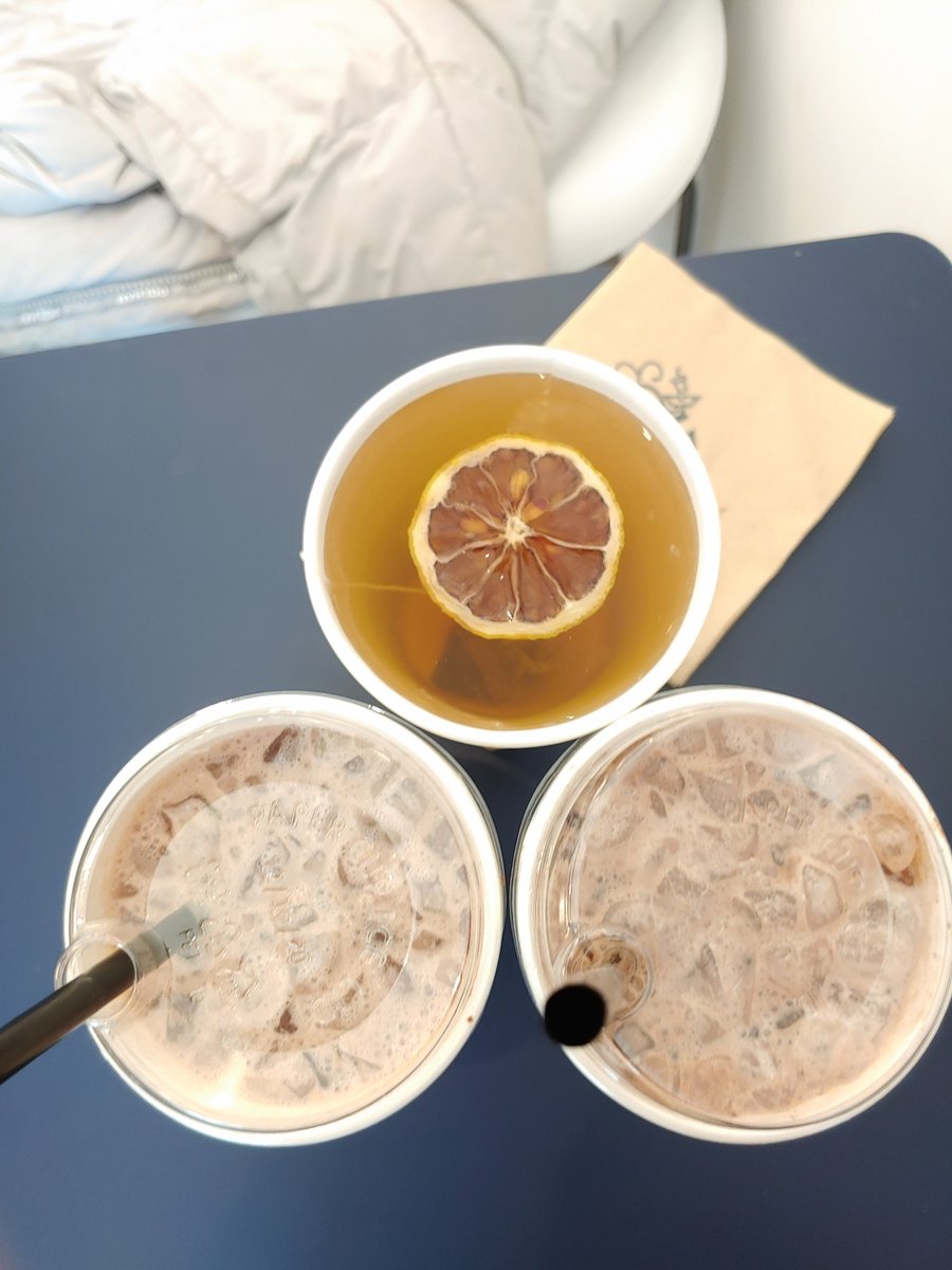 yuna61405083's tweet photo. 친구들과 카페에 왔어용!
맛있겠다......🥤 https://t.co/ISh16XZDee
