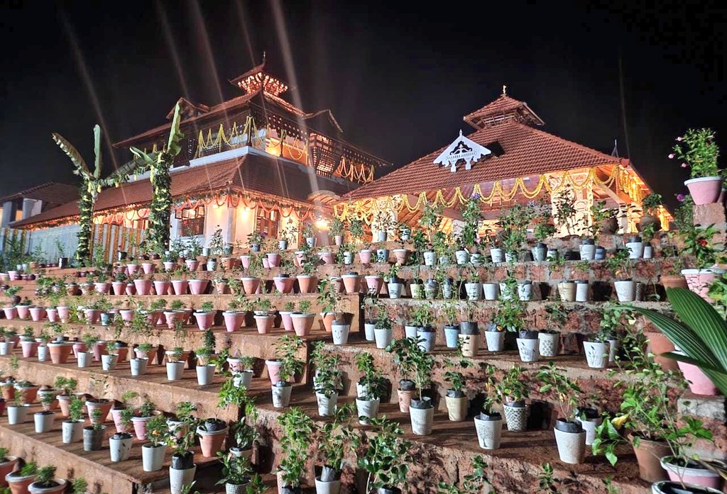 ShankaraPeetha's tweet image. ಮತ್ತೆ ಮರುಕಳಿಸುತ್ತಿರುವ ಐತಿಹಾಸಿಕ ಅಶೋಕೆಯ ವೈಭವ. ಶಿಷ್ಯರಿಂದ @SriSamsthana ರವರಿಗೆ ಸೇವಾಸೌಧ ಸಮರ್ಪಣೆ. ದೀಪ ಬೆಳಗಿ ಸಾಕ್ಷಿಯಾದ ಸೇವಾತಪಸ್ವಿ @blsanthosh