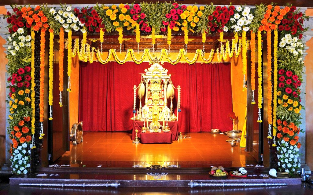 ShankaraPeetha's tweet image. ಮತ್ತೆ ಮರುಕಳಿಸುತ್ತಿರುವ ಐತಿಹಾಸಿಕ ಅಶೋಕೆಯ ವೈಭವ. ಶಿಷ್ಯರಿಂದ @SriSamsthana ರವರಿಗೆ ಸೇವಾಸೌಧ ಸಮರ್ಪಣೆ. ದೀಪ ಬೆಳಗಿ ಸಾಕ್ಷಿಯಾದ ಸೇವಾತಪಸ್ವಿ @blsanthosh