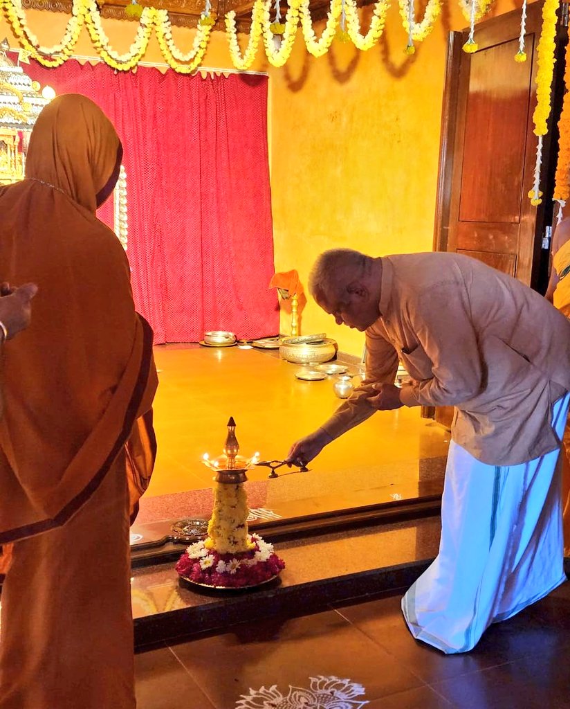 ShankaraPeetha's tweet image. ಮತ್ತೆ ಮರುಕಳಿಸುತ್ತಿರುವ ಐತಿಹಾಸಿಕ ಅಶೋಕೆಯ ವೈಭವ. ಶಿಷ್ಯರಿಂದ @SriSamsthana ರವರಿಗೆ ಸೇವಾಸೌಧ ಸಮರ್ಪಣೆ. ದೀಪ ಬೆಳಗಿ ಸಾಕ್ಷಿಯಾದ ಸೇವಾತಪಸ್ವಿ @blsanthosh