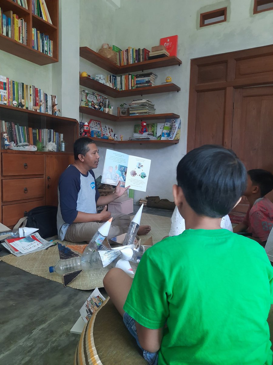 Lutfiretno's tweet photo. Agenda hari ini baca buku bareng Mas Adi dari Taman Baca Mata Aksara. https://t.co/y2YwSM9IwR