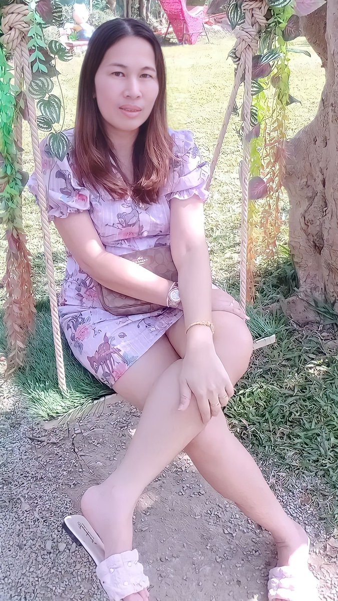 สาวรุ่นใหญ่กับสร้อยไข่มุก tweet media