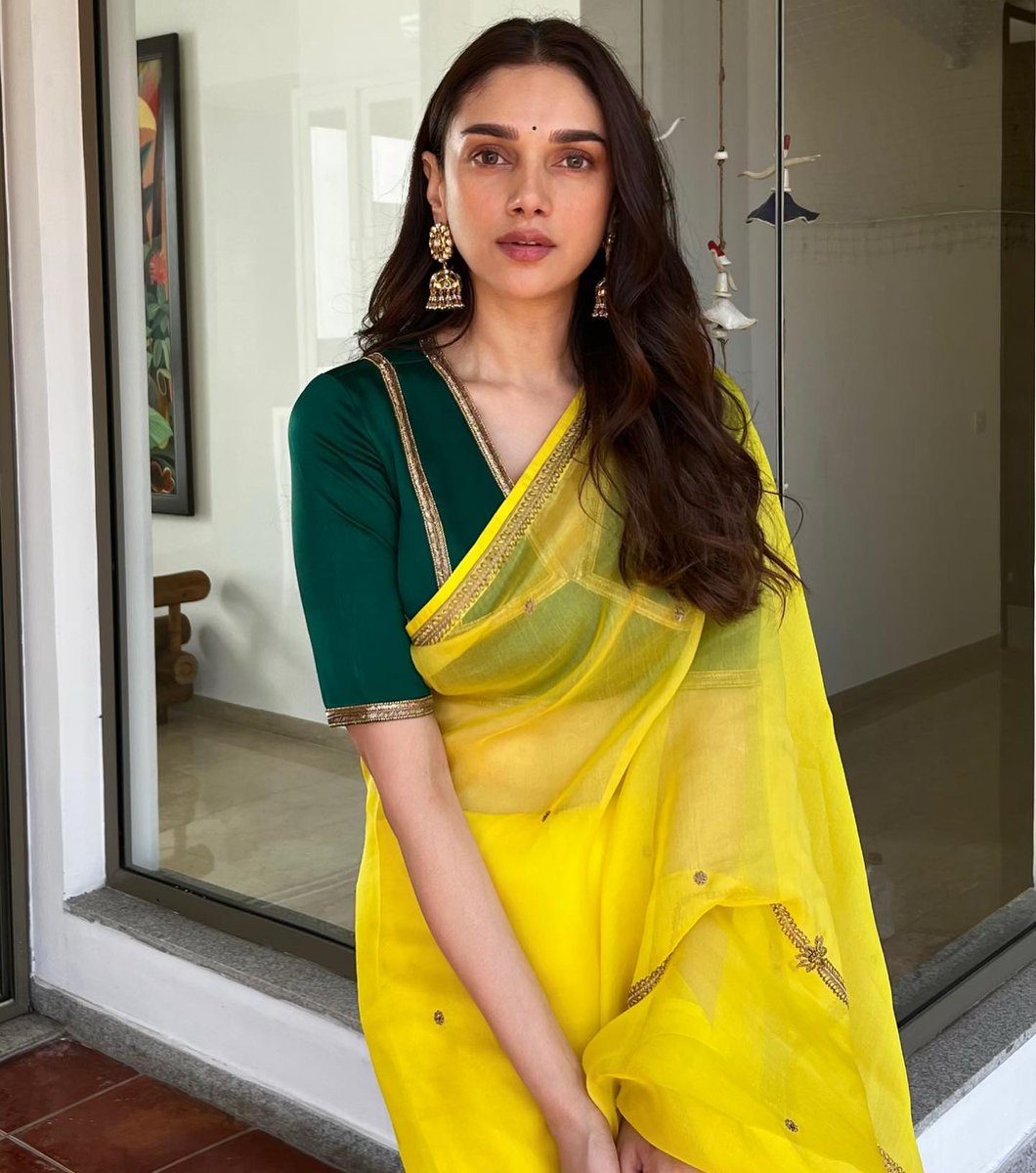 TeluguTrack's tweet photo. @aditiraohydari 😍😘 gorgeous stills 💛
#AditiRaoHydari https://t.co/PFvRqNH648