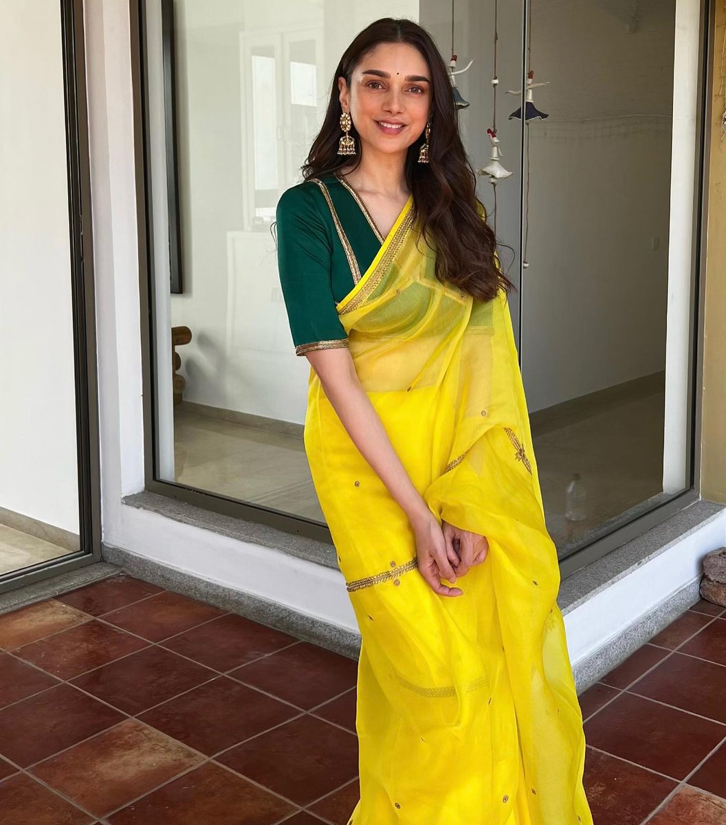 TeluguTrack's tweet photo. @aditiraohydari 😍😘 gorgeous stills 💛
#AditiRaoHydari https://t.co/PFvRqNH648
