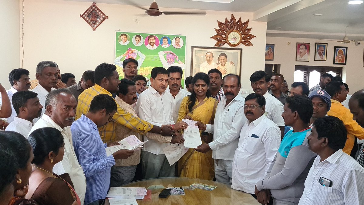 SrilathaChalla's tweet photo. #హుజూర్నగర్ MLA క్యాంపు కార్యాలయంలో నేరేడుచర్ల @BRSparty అధ్యక్షురాలు &amp; మున్సిపల్ వైస్ చైర్పర్సన్ @SrilathareddyC ఆధ్వర్యంలో #నేరేడుచర్ల మున్సిపాలిటికీ చెందిన లబ్ధిదారులకు #CMRF #సీఎం సహాయ నిధి చెక్కులను బాధితులకు ఎమ్మెల్యే #శానంపూడి_సైదిరెడ్డి గారు అందజేశారు.
@TelanganaCMO https://t.co/lNGEjqYBQ8