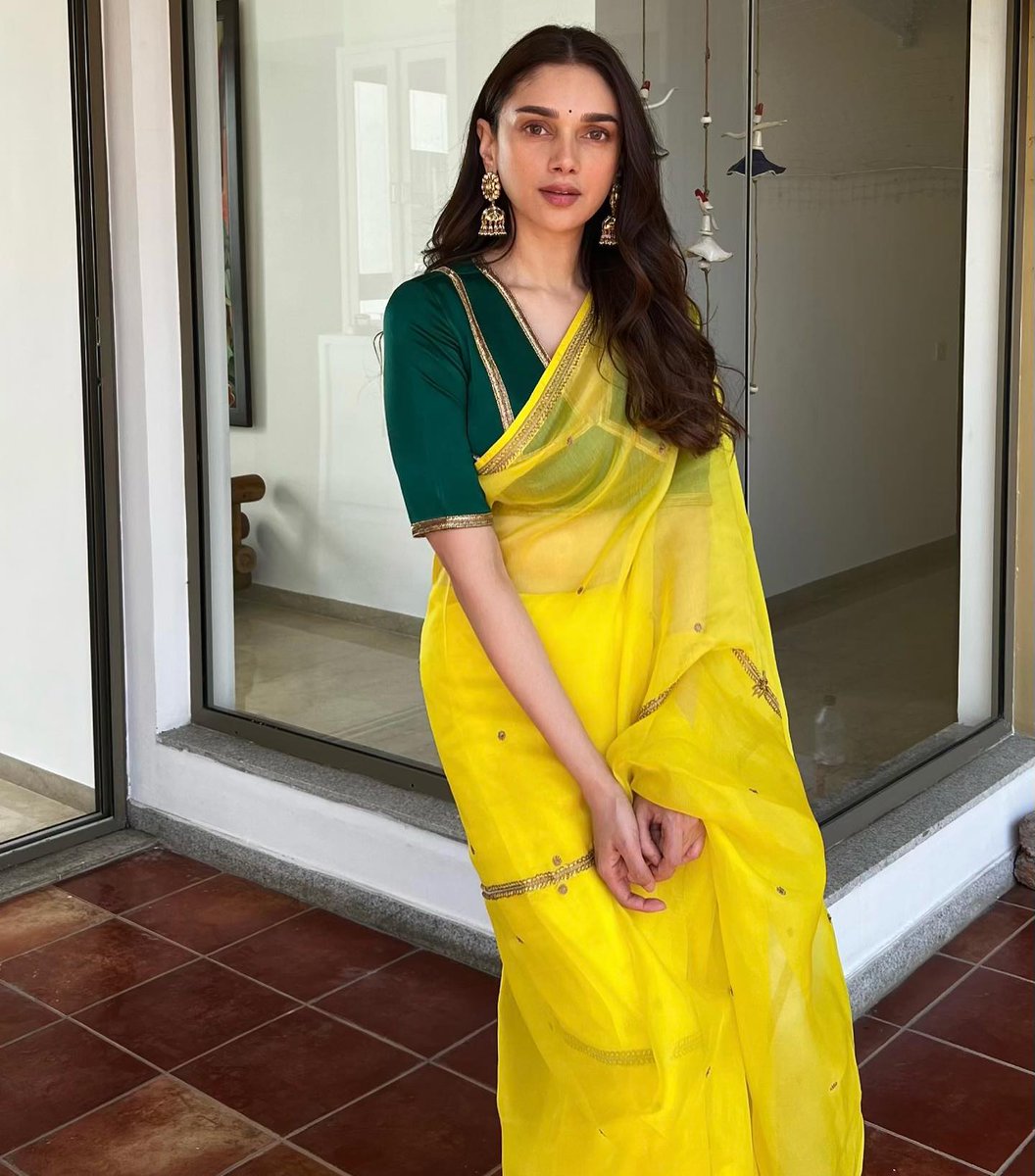 TeluguTrack's tweet photo. @aditiraohydari 😍😘 gorgeous stills 💛
#AditiRaoHydari https://t.co/PFvRqNH648