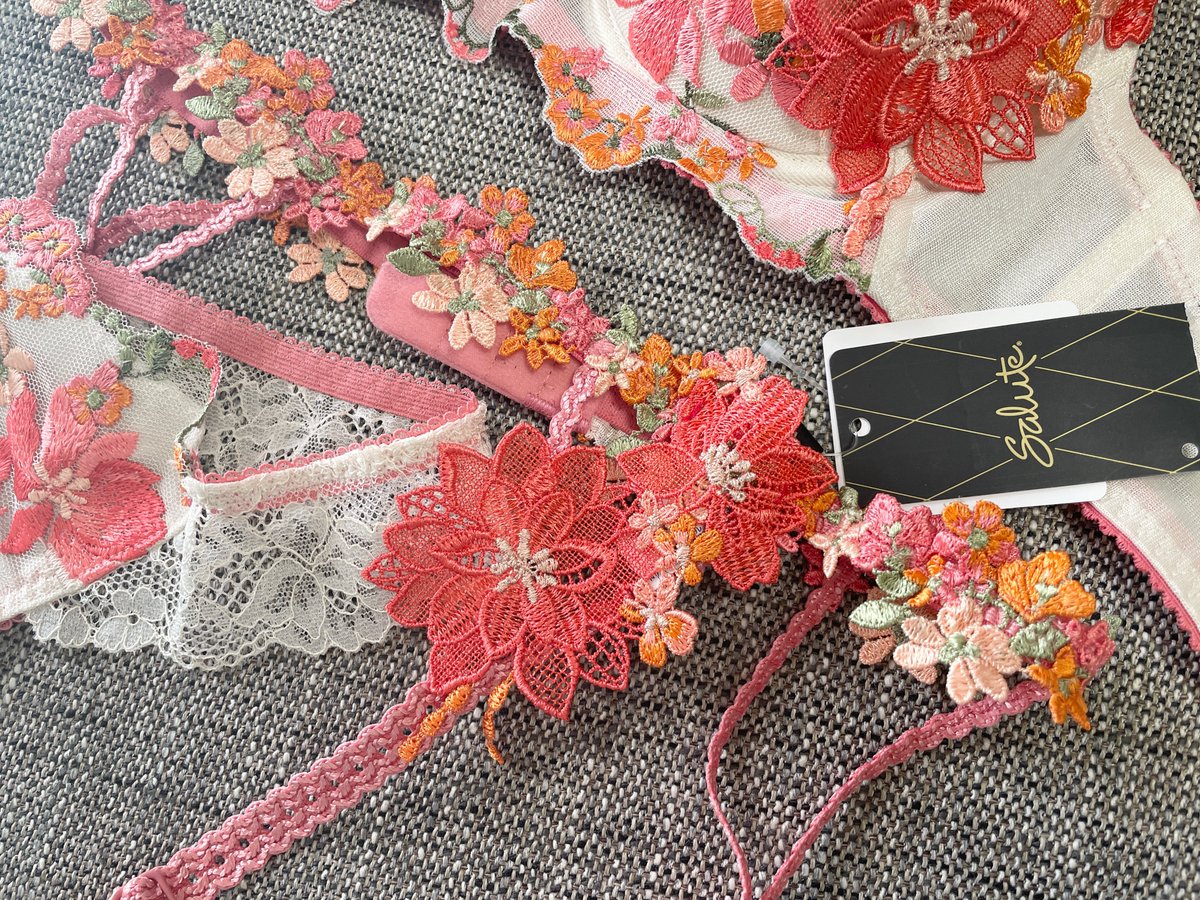 サルート81グループはBEにしました♡
春っぽくてとても可愛らしいです🌸 https://t.co/9bJS2pUl3I